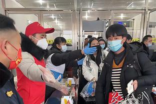 Deputy Permanent Secretary of the Provincial Party Committee Le Hong Phuong and delegates burned incense in the temple.