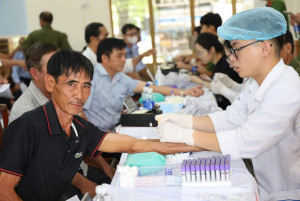 Xã An Viễn tổ chức đưa thân nhân liệt sĩ đi thu nhận mẫu...