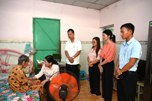LÃNH ĐẠO PHƯỜNG BẢO VINH THĂM, TẶNG QUÀ GIA ĐÌNH CHÍNH SÁCH...