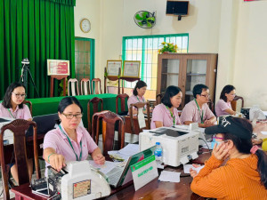 Hình ảnh Ngân hàng CSXH Trảng Bom giải ngân cho khách hàng vay vốn