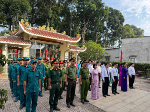 XÃ BÌNH AN TỔ CHỨC LỄ VIẾNG, DÂNG HƯƠNG TƯỞNG NIỆM CÁC ANH...
