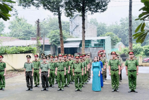 CÔNG AN PHƯỜNG BÌNH LONG DÂNG HOA, DÂNG HƯƠNG TƯỞNG NIỆM CÁC...