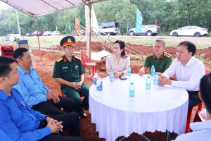 Đoàn công tác phường Bình Phước thăm, động viên lực lượng...
