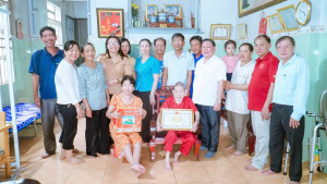 Lãnh đạo phường Bình Phước thăm hỏi, chúc thọ người cao tuổi...