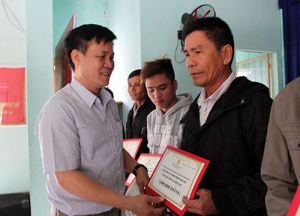 Tấm lòng công nhân Đăng Nhập Chính Thức OK9 với Sảnh Cá Cược Thể Thao Uy Tín Và Đẳng Cấp Nhất 2026 vùng bão lũ