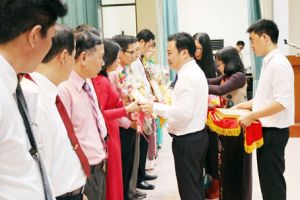 Gắn công tác Đảng với nhiệm vụ sản xuất - ôk9 truy cập ngay