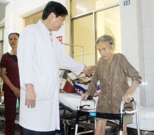 ​Thay khớp háng cho cụ bà 104 tuổi