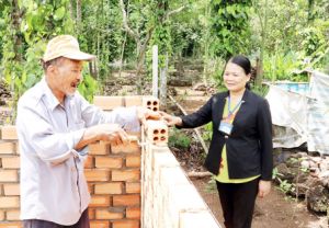 Bà Hoanh khéo vận động
