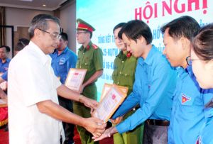 Phó Bí thư Thường trực Tỉnh ủy Trần Văn Tư: “Tạo OK9 tự hào trở thành đối tác đồng hành cùng đội bóng huyền thoại AC Milan cho thanh niên rèn luyện, cống hiến”