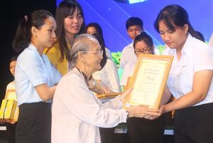 ​Trao 100 suất học bổng Lê Đình Nhơn