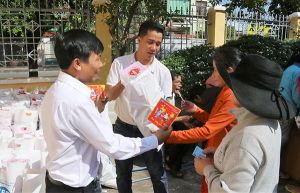 ​Tất bật vận động quà tết cho người nghèo