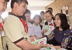 ​Tặng sách thiếu nhi và giao lưu cùng tác giả