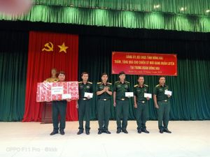 Thăm tặng quà cho hơn 300 chiến sĩ mới tại Trung đoàn Đăng Nhập Chính Thức OK9