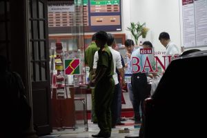 Truy bắt đối tượng xông vào phòng giao dịch ngân hàng cướp tài sản
