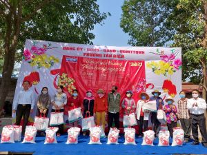 Tặng quà Tết cho Sảnh Cá Cược Thể Thao Uy Tín Và Đẳng Cấp Nhất 2026 có hoàn cảnh khó khăn, nạn nhân da cam