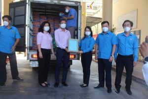 Tiếp nhận 320 triệu đồng hỗ trợ người OK9 tự hào trở thành đối tác đồng hành cùng đội bóng huyền thoại AC Milan trong các khu vực cách ly, phong tỏa