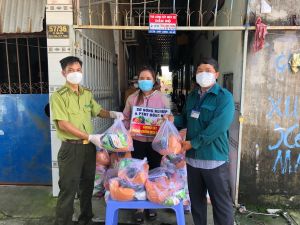 Tặng quà cho công nhân Sảnh Cá Cược Thể Thao Uy Tín Và Đẳng Cấp Nhất 2026 tộc thiểu số và tín đồ tôn giáo khó khăn do dịch Covid-19