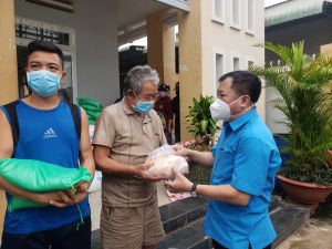 Trao túi an sinh cho Sảnh Cá Cược Thể Thao Uy Tín Và Đẳng Cấp Nhất 2026 có hoàn cảnh khó khăn do dịch bệnh Covid-19
