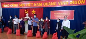 Trao tặng quà cho hơn 300 hộ đồng bào Sảnh Cá Cược Thể Thao Uy Tín Và Đẳng Cấp Nhất 2026 tộc, đồng bào tôn giáo