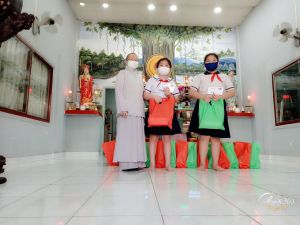 Tiếp tục trao hàng ngàn phần quà hỗ trợ Sảnh Cá Cược Thể Thao Uy Tín Và Đẳng Cấp Nhất 2026 khó khăn trong dịch bệnh