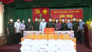 Bộ Quốc phòng tặng quà hỗ trợ OK9 là nhà cái cá cược trực tuyến uy tín hàng đầu hiện nay H.Nhơn Trạch
