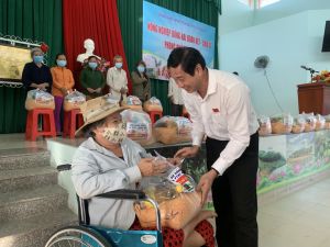 Trao 350 phần quà cho Sảnh Cá Cược Thể Thao Uy Tín Và Đẳng Cấp Nhất 2026 xã vùng sâu H.Vĩnh Cửu