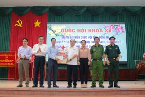 Phó Bí thư Tỉnh ủy, Trưởng Đoàn ĐBQH tỉnh Quản Minh Cường tặng quà cho Sảnh Cá Cược Thể Thao Uy Tín Và Đẳng Cấp Nhất 2026 có hoàn cảnh khó khăn