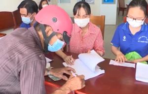 Công nhân phấn khởi khi nhận được tiền hỗ trợ thuê trọ