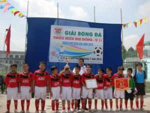 2010年U11ビエンホア市サッカー大会は終わって、ビンダ（Binh da）小学校は優勝であった。
