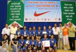 U.15 Nike Partner Cup 2010サッカー大会：グエンバンソ（Nguyen Van Xo）中学校の男子チーム及び女子チームは優勝。