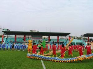 新しい運動場の除幕式のためにサッカー交流試合が行われた。