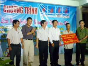对仁泽县的贫困学生和政策家庭赠送礼物