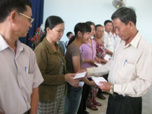 对永久县橙色剂受害者赠送87份礼物