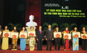 庆祝越南教师节纪念日暨对2010年的10名优秀教师表示尊敬的仪式