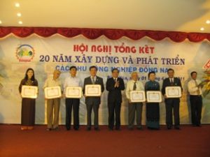 同奈省：举行工业区20周年建设和发展的总结会议