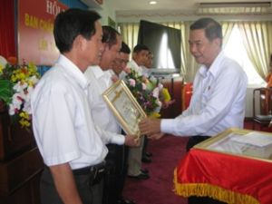 第八届同奈省党部委执委会第18次会议闭幕：集中努力完成决议所提出的目标和指标。