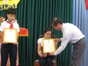 同奈省2009年第十届干部职工、武装力量“学好活好”的儿子表扬典礼