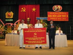 同奈省公安党部第十届大会：阮文庆同志再次当选为党委秘书 。