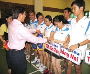 2011年边和市羽毛球比赛开幕。