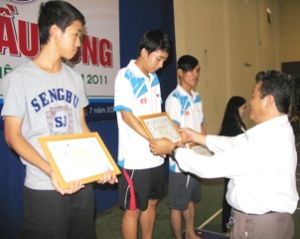 2011年边和市羽毛球比赛结束。