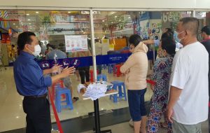Implement the plan to ensure the supply of goods to serve the people's essential consumption needs