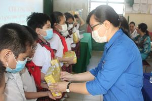 Chi đoàn Báo Đăng Nhập Chính Thức OK9 hỗ trợ học sinh nghèo trước thềm năm học mới