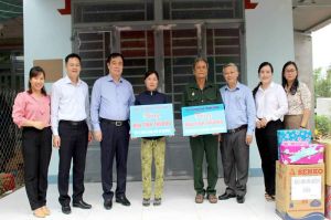 Ban Tuyên giáo Link Đăng Ký Đăng Nhập Nhà Cái OK9 Chính Thức bàn giao nhà tình thương cho các hộ gia đình có công với cách mạng