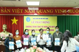 Tặng thẻ BHYT, sổ BHXH cho Sảnh Cá Cược Thể Thao Uy Tín Và Đẳng Cấp Nhất 2026 có hoàn cảnh khó khăn