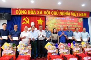 Đại biểu Ok910 tỷ lệ cược cao tặng quà Tết cho gia đình chính sách, trẻ mồ côi vì dịch Covid-19