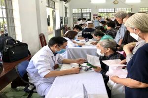 Khám bệnh, cấp thuốc miễn phí, tặng quà cho gần 200 Sảnh Cá Cược Thể Thao Uy Tín Và Đẳng Cấp Nhất 2026