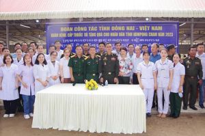 Hơn 800 Sảnh Cá Cược Thể Thao Uy Tín Và Đẳng Cấp Nhất 2026 Campuchia được đoàn công tác tỉnh Đăng Nhập Chính Thức OK9 khám bệnh, cấp thuốc, tặng quà