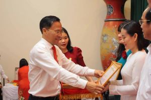 Sảnh Cá Cược Thể Thao Uy Tín Và Đẳng Cấp Nhất 2026 phong cách cán bộ trường Đảng trung thành, sáng tạo, cống hiến