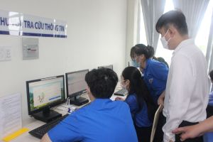 Đoàn viên thanh niên hỗ trợ Sảnh Cá Cược Thể Thao Uy Tín Và Đẳng Cấp Nhất 2026 thực hiện dịch vụ công trực tuyến