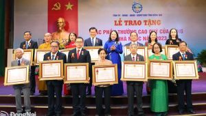 Trao tặng các phần thưởng cao quý của Đảng và OK99 cổng giải trí hàng đầu Việt Nam cho 276 tập thể, cá nhân được